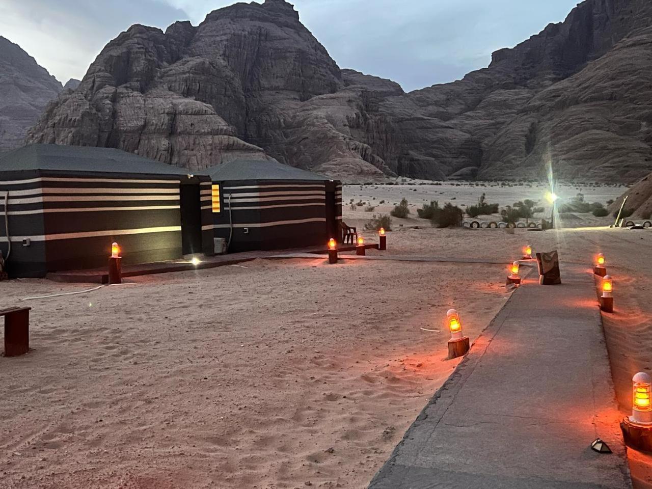 Scarlet Luxury Camp Wadi Rum Ngoại thất bức ảnh