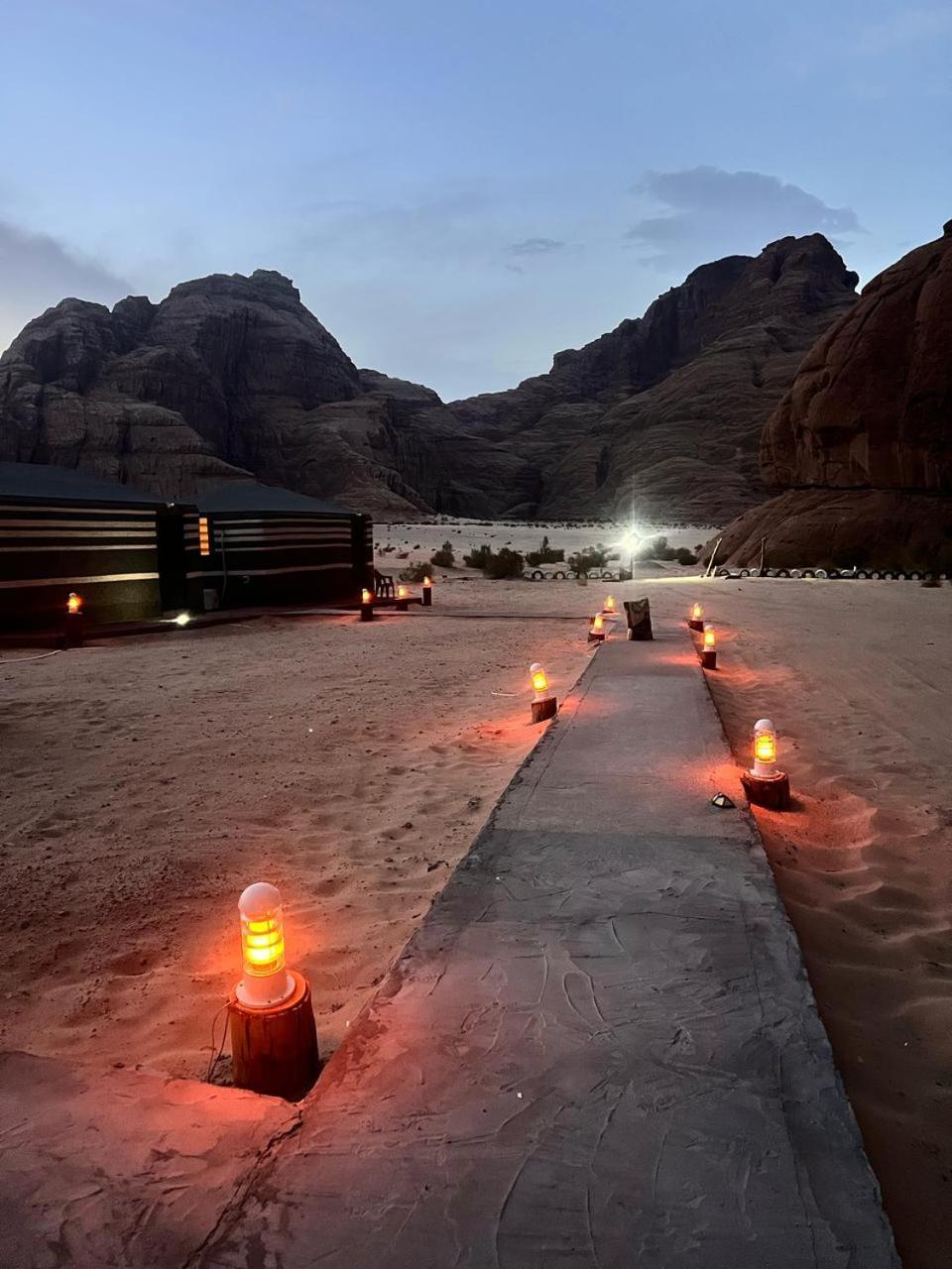 Scarlet Luxury Camp Wadi Rum Ngoại thất bức ảnh